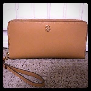 Tory Burch Robinson passport continental wallet